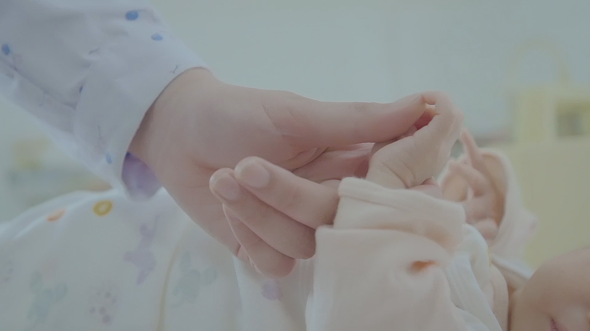 【双语】接触HIV的婴儿护理指南 ئەيدىز بوۋاقلاربىلەن ئۇچۇرشۇش كۈتۈش قوللانمىسى