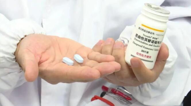 【双语】专家建议一旦发现，就要尽早开始HIV抗病毒治疗 مۇتەخەسىسلەر بايقاپ قالسىلا ئەيدىزۋىروسقا قارشى داۋالاشنى بالدۇرراق باشل