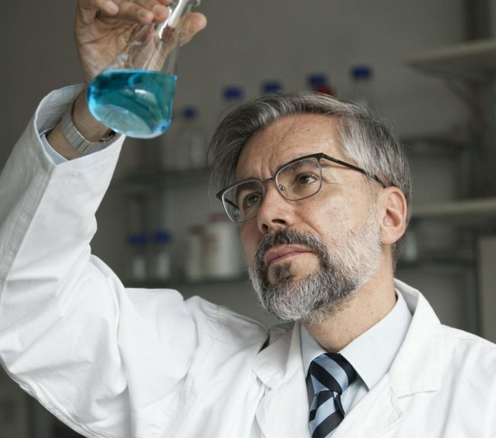 科学家破解HIV感染者早衰之谜：最新研究揭示并发症频发的关键机制