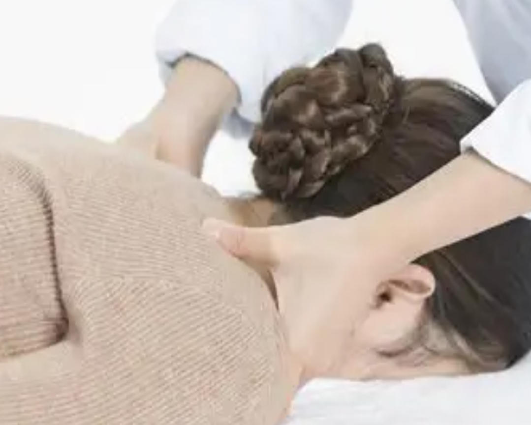 “柔式按摩，对方没穿内，会通过身体摩擦传播艾滋病吗？”