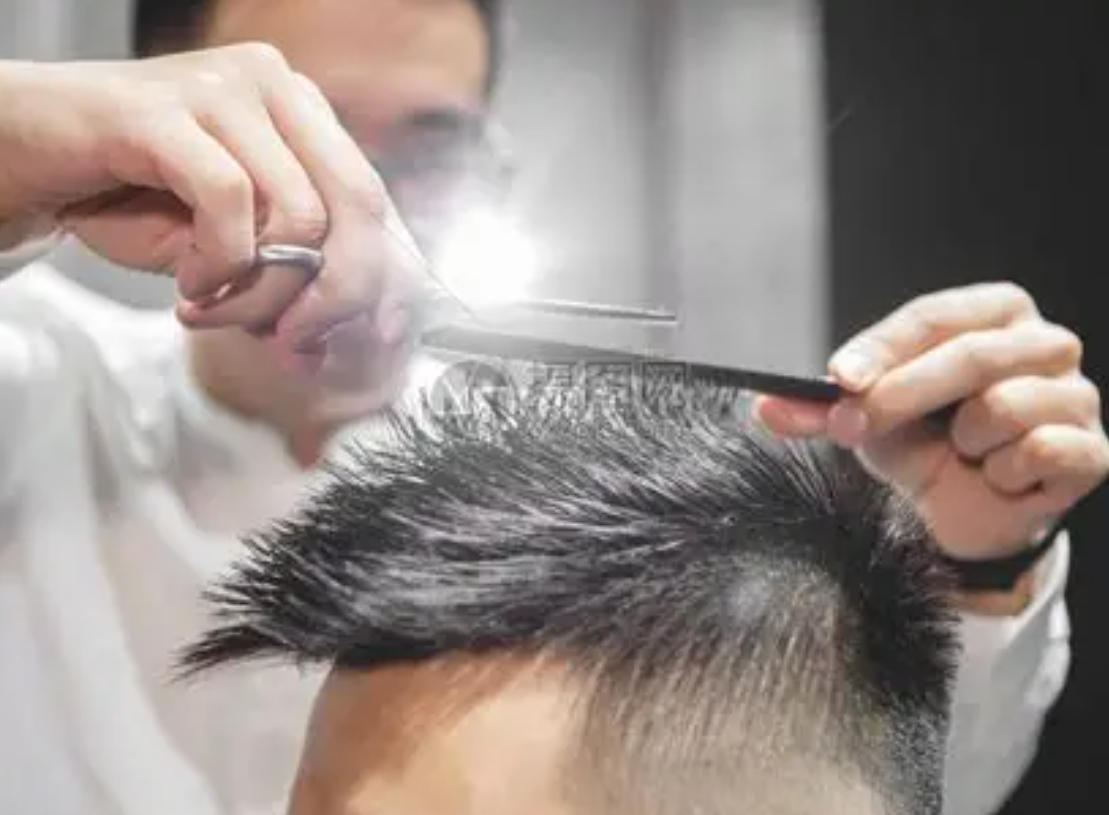 “理发刮破头皮上的痘，有可能传播艾滋病吗？”